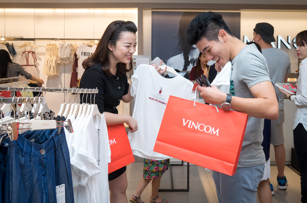 gan 2000 gian hang ngap tran uu dai trong dip vincom black friday