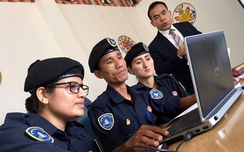 interpol giai cuu 500 nguoi khoi mang luoi buon nguoi o tay phi