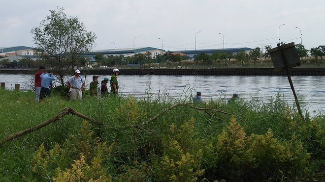 tphcm di cau ca nguoi dan hoang hon phat hien thi the nam thanh nien khong mac quan troi tren song