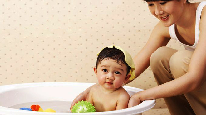 tu vu be 1 thang tuoi bi bao hanh day la 13 kinh nghiem tim nguoi trong tre me rat can biet