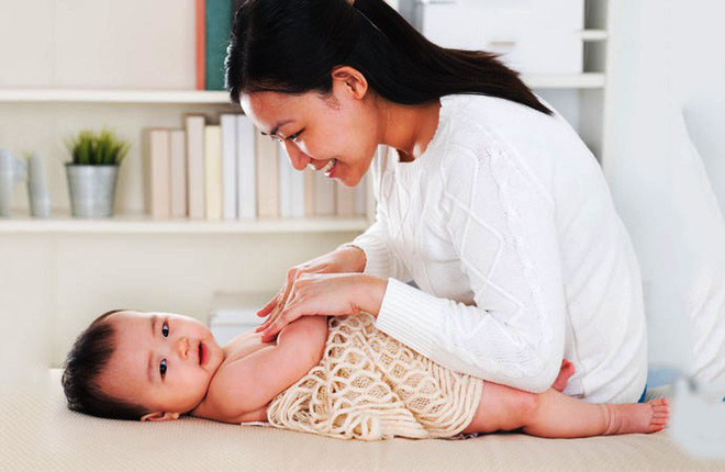 tu vu be 1 thang tuoi bi bao hanh day la 13 kinh nghiem tim nguoi trong tre me rat can biet