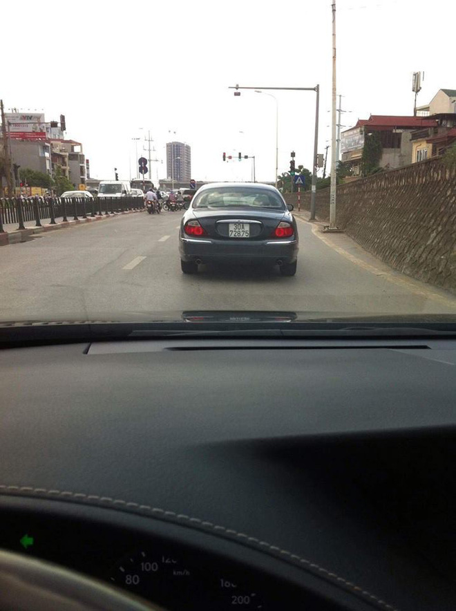 ha noi thanh nien dang dao pho thi nhin thay xe giong het xe minh dang di ke ca bien so