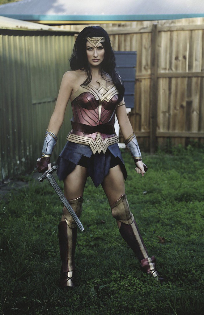 chi dung tham xop va bang dinh co gai nay van cosplay wonder woman thanh cong my man