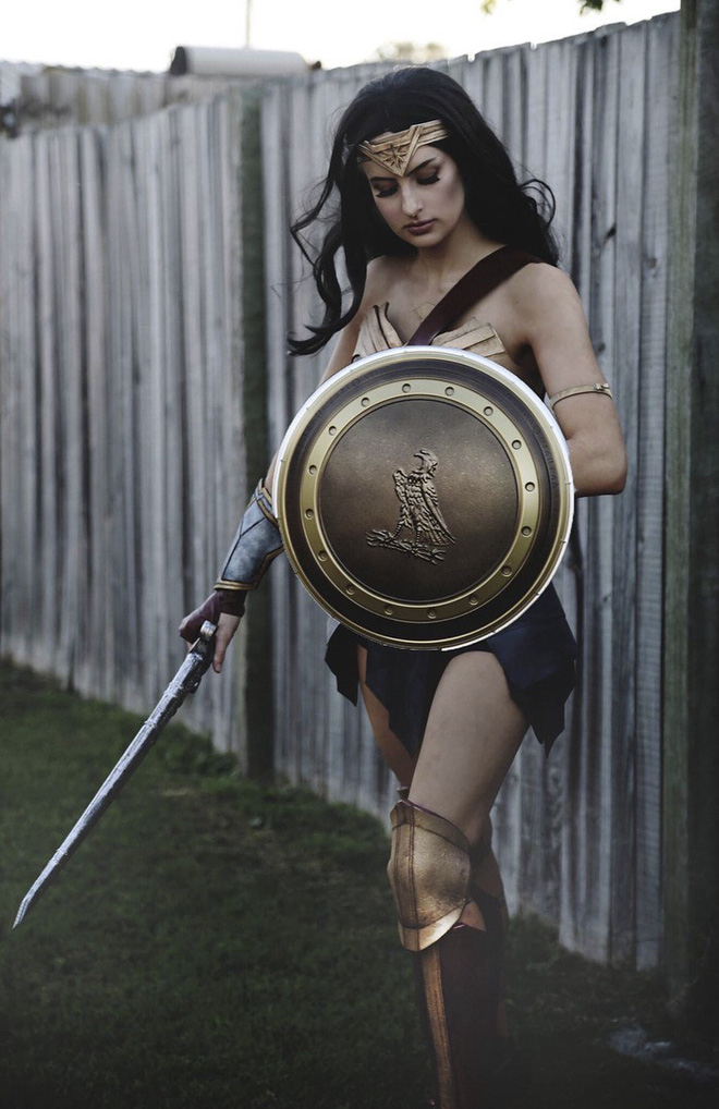 chi dung tham xop va bang dinh co gai nay van cosplay wonder woman thanh cong my man