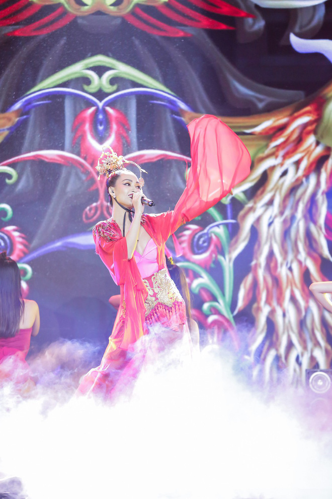 ai phuong bi dan anh che giong mo nhu vu cong di hat