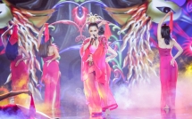 ai phuong bi dan anh che giong mo nhu vu cong di hat