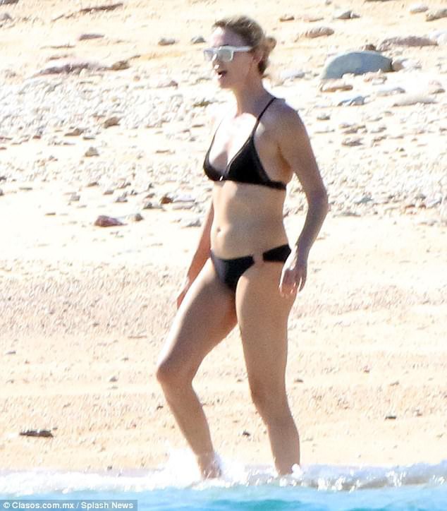 o tuoi 41 doa hong gai charlize theron van vo cung nong bong khi dien bikini