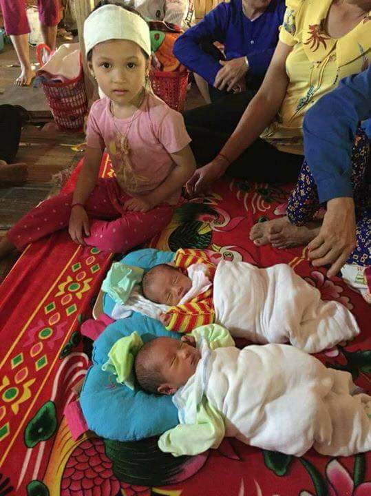 roi nuoc mat canh 2 be trai sinh duoc 8 ngay thi mo coi me