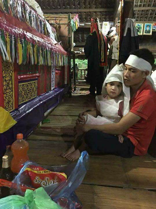 roi nuoc mat canh 2 be trai sinh duoc 8 ngay thi mo coi me