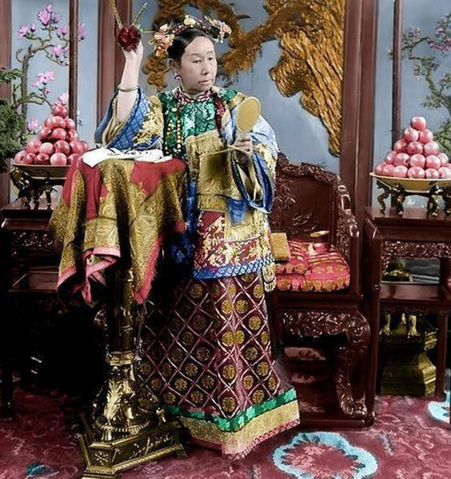nhung dieu it nguoi biet ve cuoc song xa hoa cua tu hi thai hau thich chung dien chup anh ngu thien 120 mon an moi bua