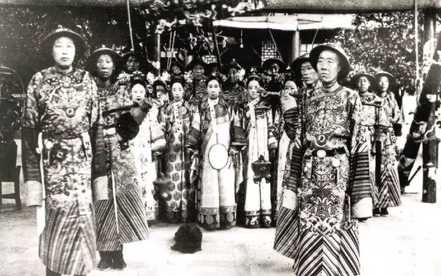 nhung dieu it nguoi biet ve cuoc song xa hoa cua tu hi thai hau thich chung dien chup anh ngu thien 120 mon an moi bua