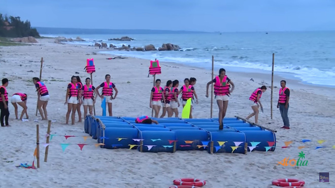 thi sinh hoa hau hoan vu viet nam cau gat kiem tra lai may quay di a