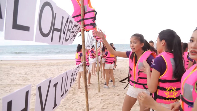 thi sinh hoa hau hoan vu viet nam cau gat kiem tra lai may quay di a