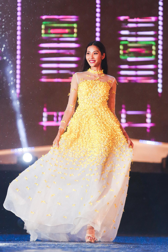 miu le lan dau xuat hien tu tin hat live sau khi bi vo mat vi hat yeu