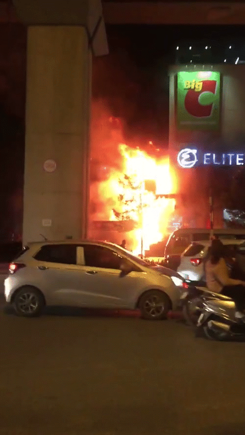 ha noi lua boc chay ngun ngut ben ngoai big c ha dong hang tram nguoi hot hoang bo chay