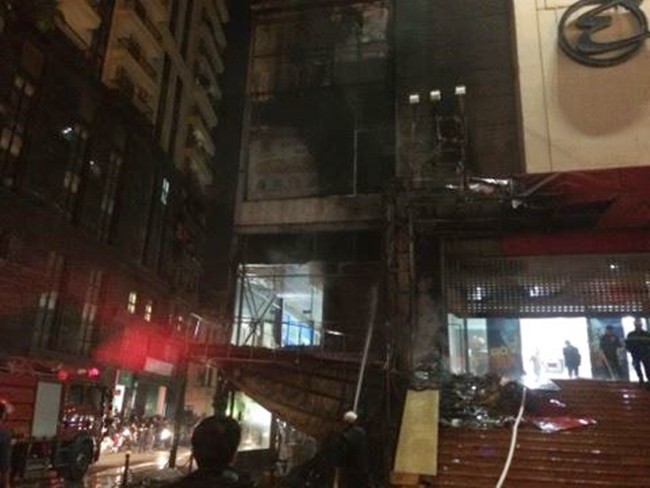 ha noi lua boc chay ngun ngut ben ngoai big c ha dong hang tram nguoi hot hoang bo chay