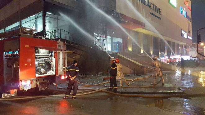 ha noi lua boc chay ngun ngut ben ngoai big c ha dong hang tram nguoi hot hoang bo chay