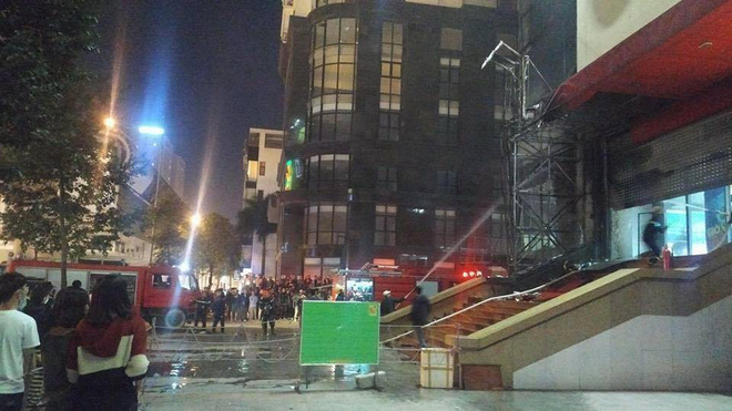 ha noi lua boc chay ngun ngut ben ngoai big c ha dong hang tram nguoi hot hoang bo chay