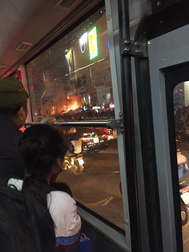 ha noi lua boc chay ngun ngut ben ngoai big c ha dong hang tram nguoi hot hoang bo chay