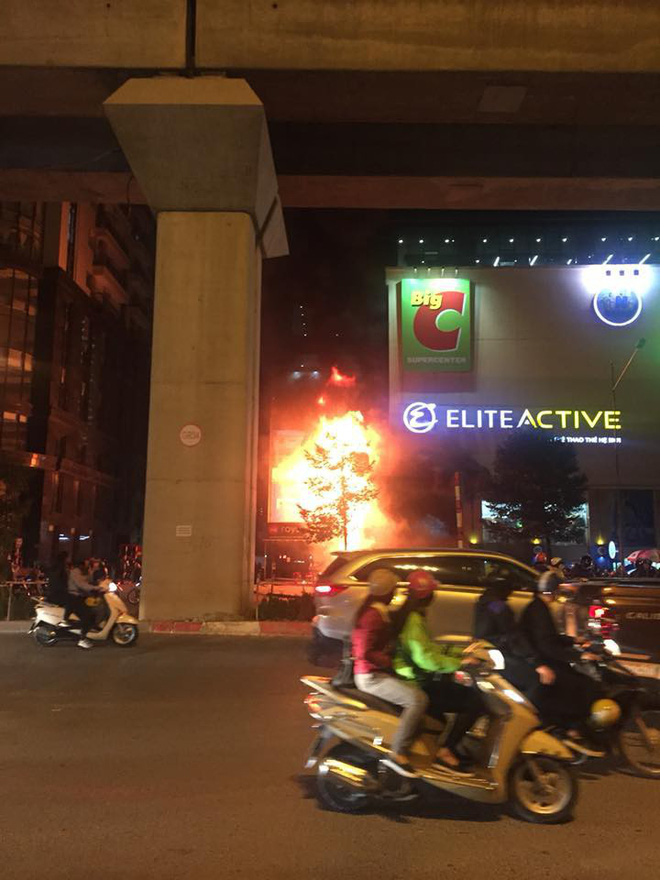 ha noi lua boc chay ngun ngut ben ngoai big c ha dong hang tram nguoi hot hoang bo chay