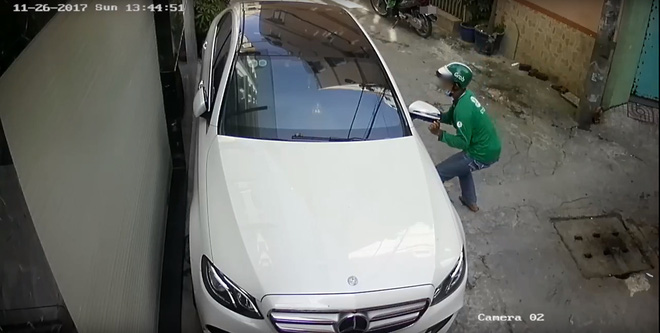 ngoc nu bolero to my bi thanh nien mac ao grabbike be trom guong chieu hau mercedes tri gia gan 100 trieu