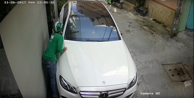 ngoc nu bolero to my bi thanh nien mac ao grabbike be trom guong chieu hau mercedes tri gia gan 100 trieu