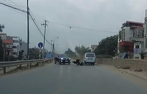 clip thi xem xe nao khoe hon voi o to thanh nien di xe may bi huc vang ra giua duong