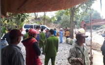 vu chau be 20 ngay tuoi tu vong sau khi bi doi nam nu lao vao nha bat coc cha me da den nhan dang thi the con gai