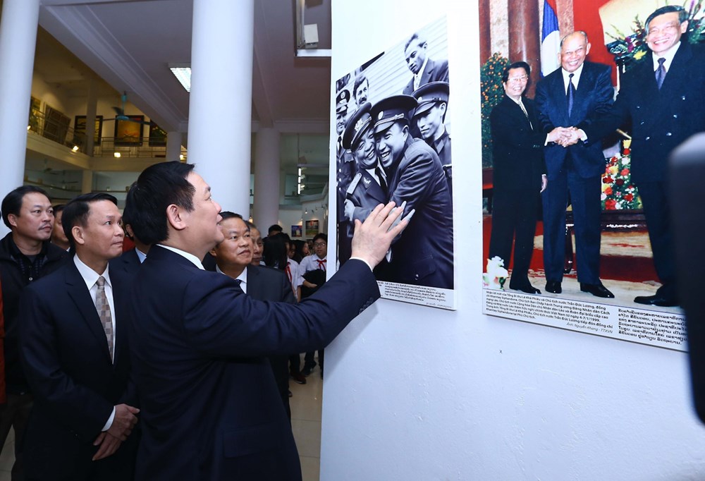 trien lam anh quan he viet lao mai mai vung ben hon nui hon song