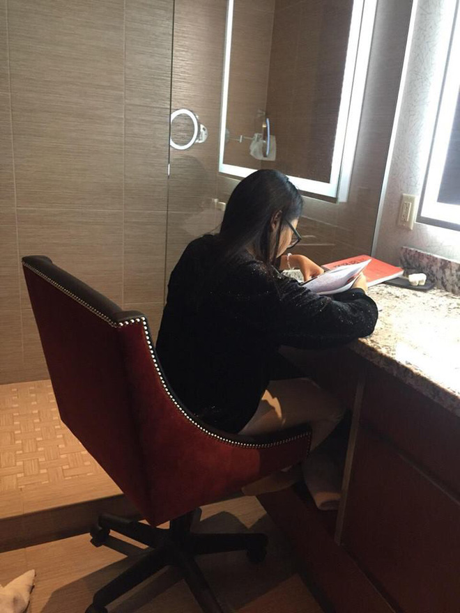 lo anh phuong my chi hoc bai trong toilet khi luu dien o nuoc ngoai giua bao tin don bo hoc di hat kiem tien