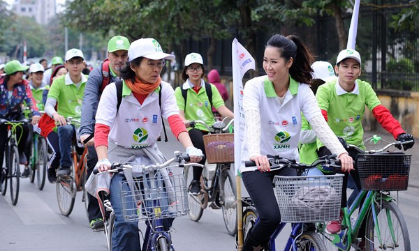 nguoi dep duong thuy linh dap xe vi viet nam xanh