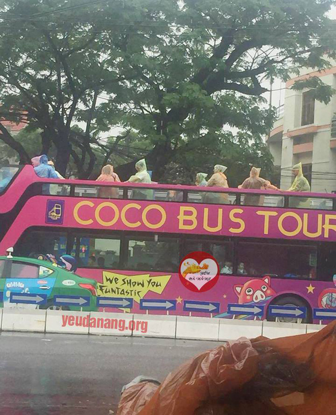 thanh nien da nang ru nhau mac ao mua di xe bus sau khi tam anh nay duoc dang tai