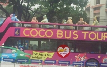 thanh nien da nang ru nhau mac ao mua di xe bus sau khi tam anh nay duoc dang tai