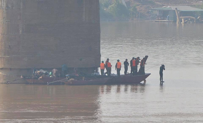 ha noi truc vot thanh cong qua bom dai 2m o chan cau long bien