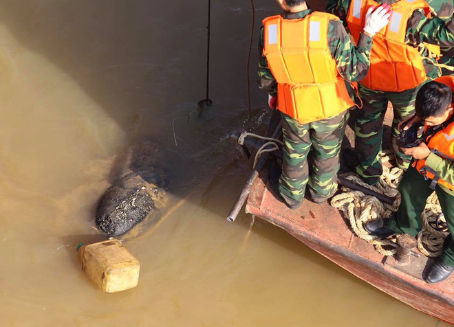 ha noi truc vot thanh cong qua bom dai 2m o chan cau long bien