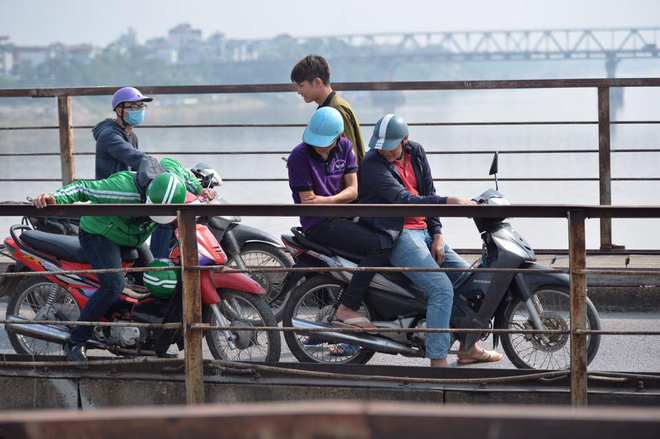 ha noi truc vot thanh cong qua bom dai 2m o chan cau long bien