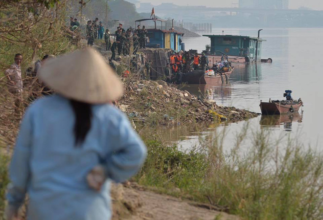 ha noi truc vot thanh cong qua bom dai 2m o chan cau long bien