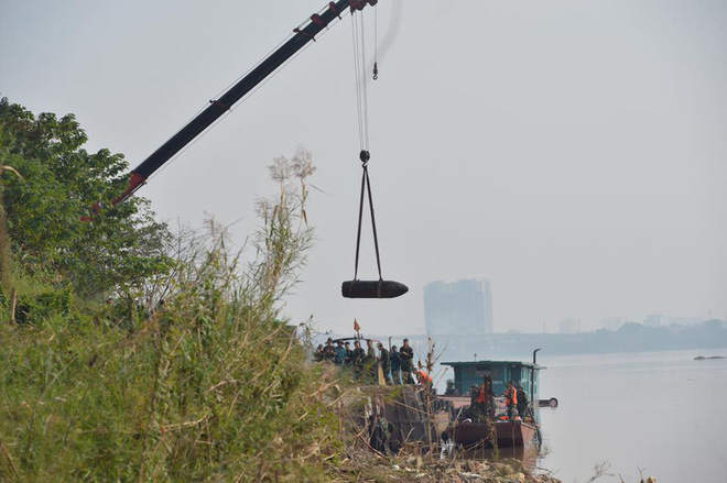 ha noi truc vot thanh cong qua bom dai 2m o chan cau long bien