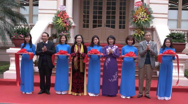 khai mac trien lam sach tu lieu mot the ky dong hanh cung dan toc