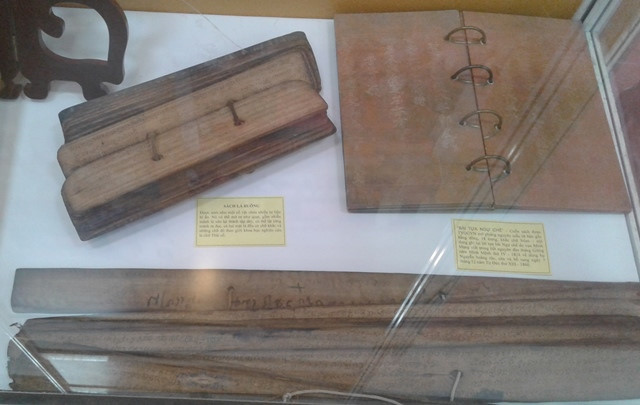 khai mac trien lam sach tu lieu mot the ky dong hanh cung dan toc