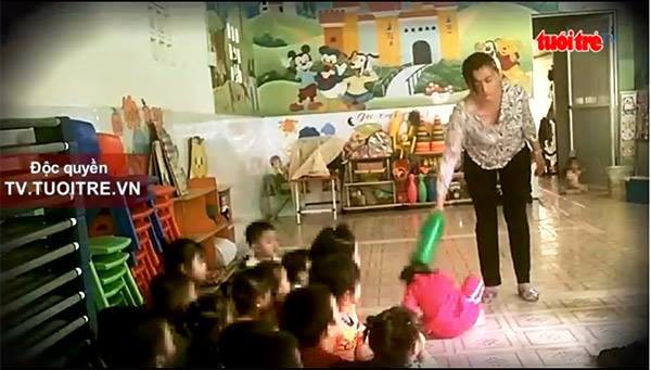 bi thay co bao hanh tre khoc lon anh mat hoang mang so hai khi bo me dua den truong