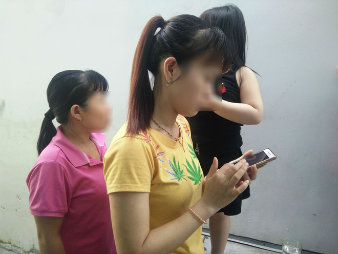 bi thay co bao hanh tre khoc lon anh mat hoang mang so hai khi bo me dua den truong