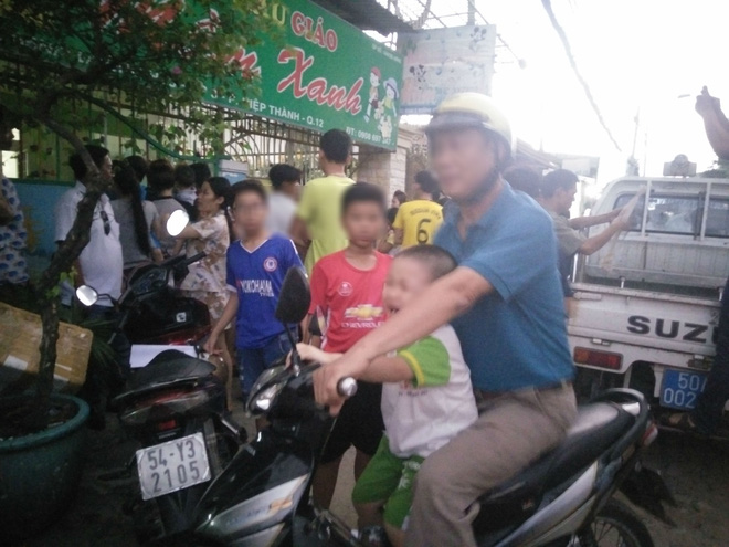 bi thay co bao hanh tre khoc lon anh mat hoang mang so hai khi bo me dua den truong