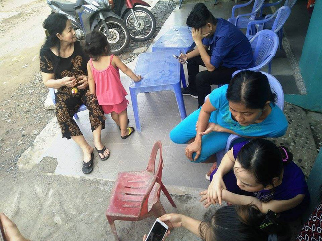 bi thay co bao hanh tre khoc lon anh mat hoang mang so hai khi bo me dua den truong