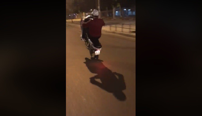 nghi van dien vien nguoi phan xu boc dau xe chui the roi quay clip