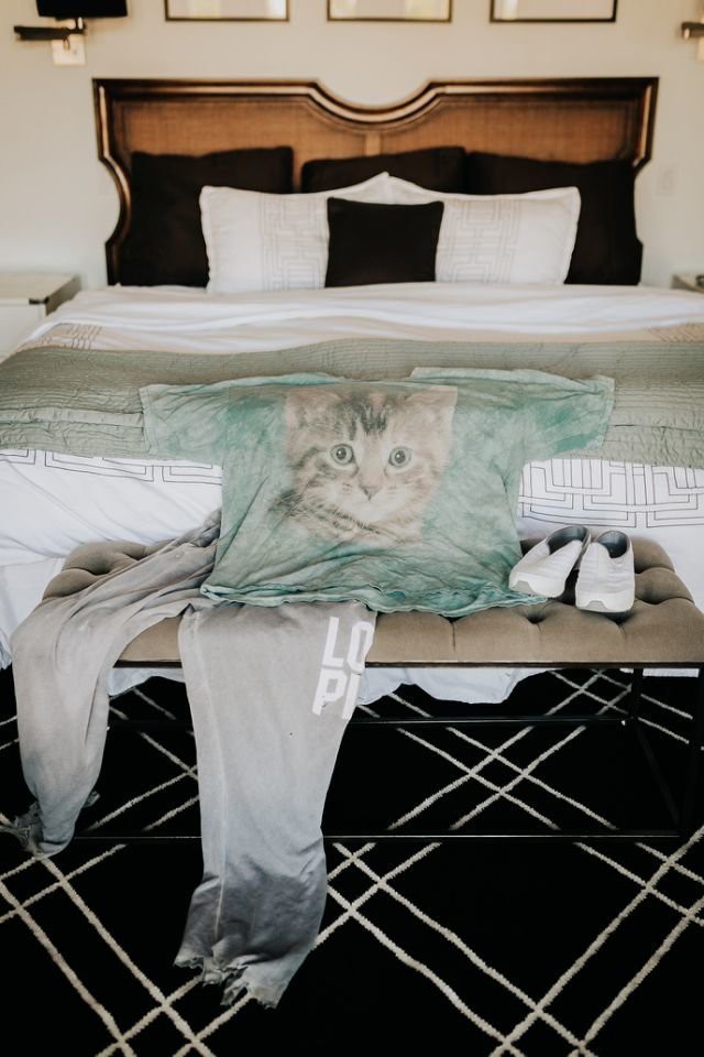 cu ngo se thay co dau doan trang trong vay cuoi chu re nao ngo quay nguoi lai thay dieu la lung