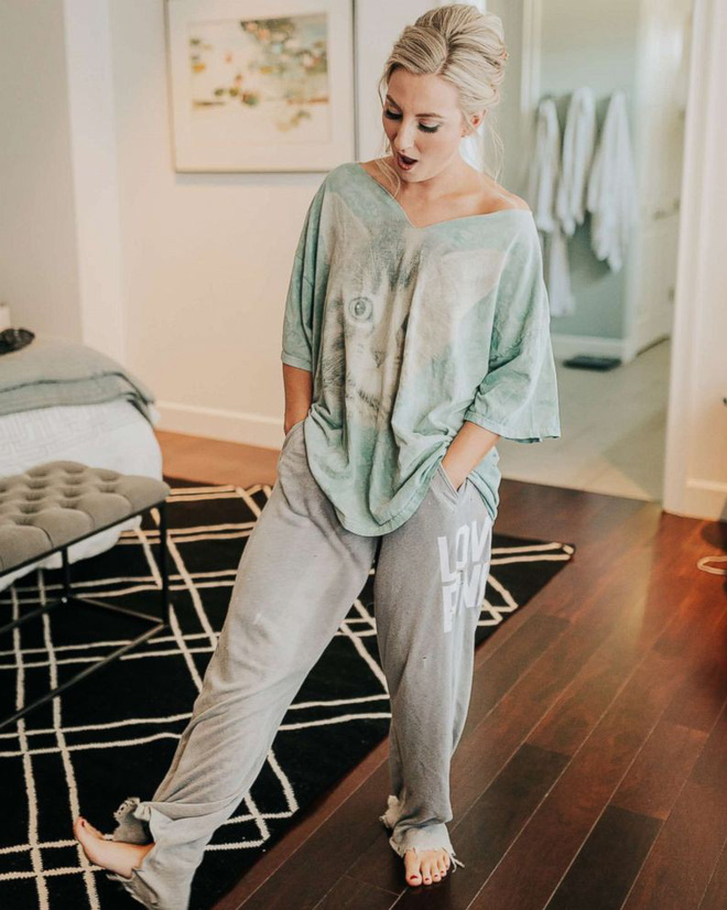 cu ngo se thay co dau doan trang trong vay cuoi chu re nao ngo quay nguoi lai thay dieu la lung