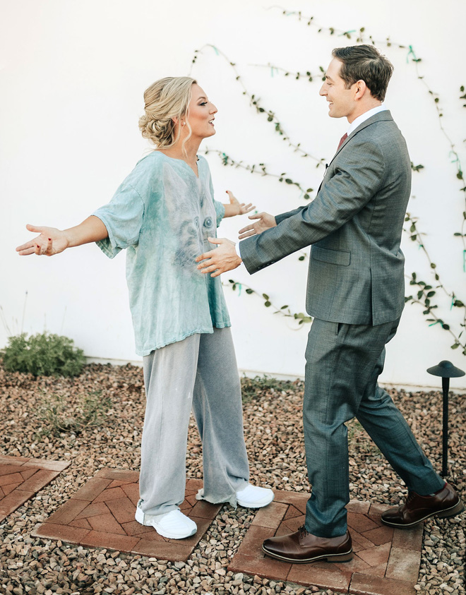 cu ngo se thay co dau doan trang trong vay cuoi chu re nao ngo quay nguoi lai thay dieu la lung