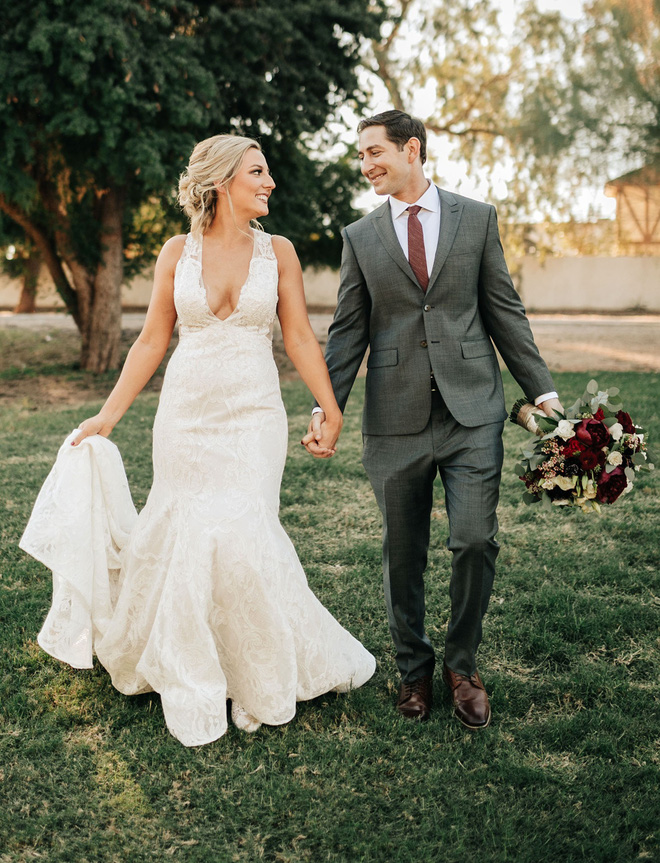 cu ngo se thay co dau doan trang trong vay cuoi chu re nao ngo quay nguoi lai thay dieu la lung