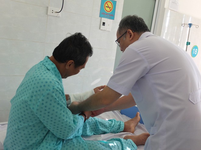 nguoi dan ong mat toan bo duong vat tinh hoan vi bi canh quat may nuoi tom cuon vao